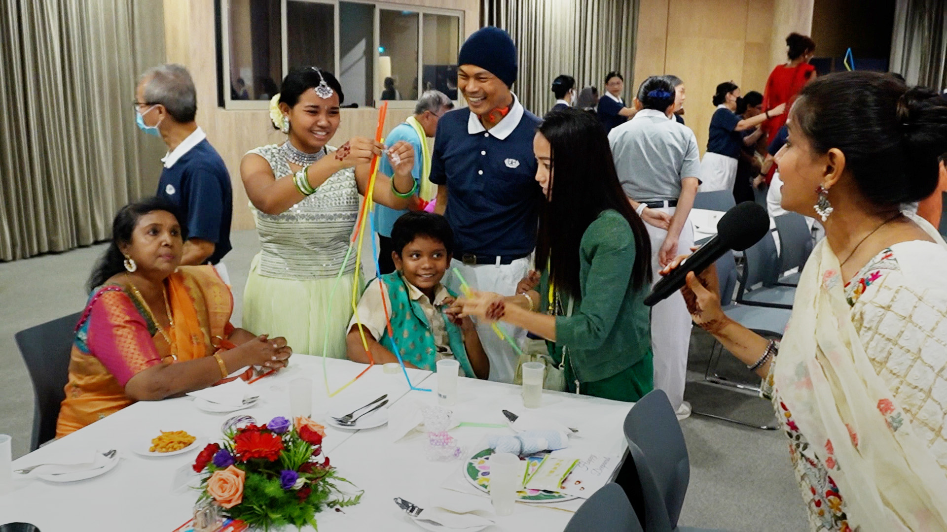 像个嘉年华的屠妖节祝福会